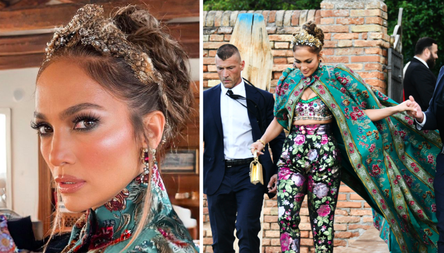 På Dolce & Gabbanas modevisning i Venedig bar J.Lo en turkosblommig mantel med matchande topp och byxor